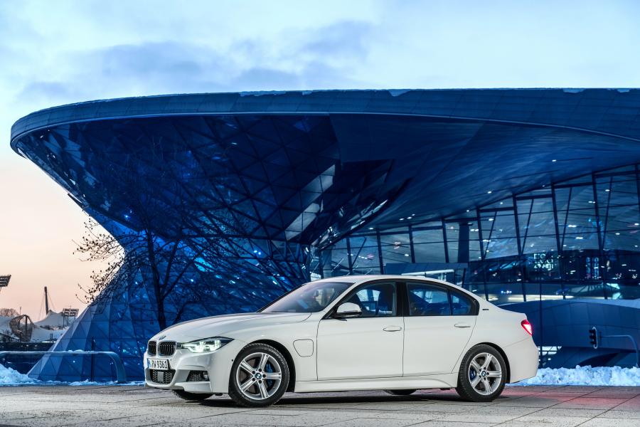  BMW 330e M Sport 2016 года  (фото 7 из 40)